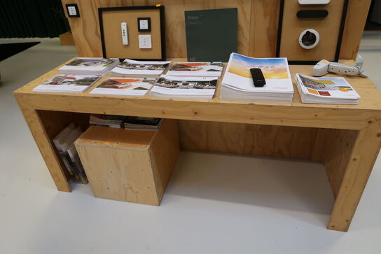 Bord samt skammel uden indhold