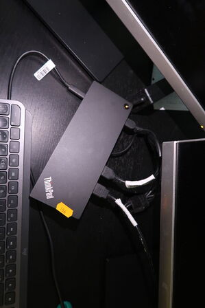 2 stk. computerskærme HP 27mq med dockingstation LENOVO Thinkpad Hybrid m.m.