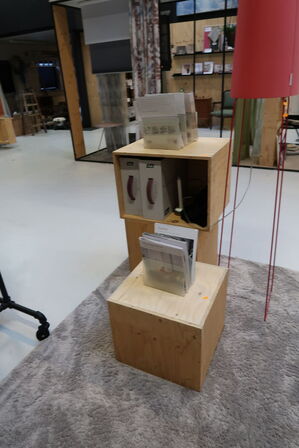 3 stk. reoler/kasser med indhold