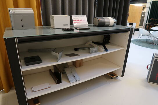 Reol med afskærmning uden indhold