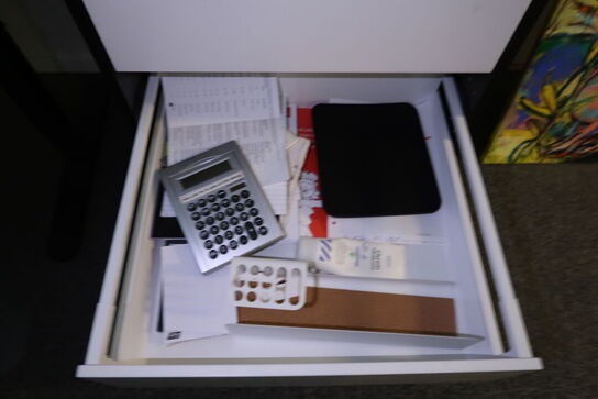 Skab med 3 stk. skuffer med indhold