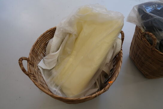 Kurv med div. Puder samt presenninger