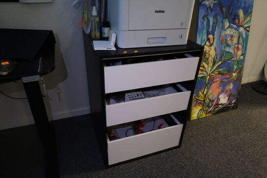 Skab med 3 stk. skuffer med indhold