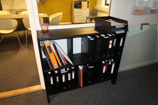 Stol, glastavle, brochureholder samt reol