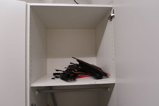 Garderobeskab med indhold (lamper medfølger ikke)