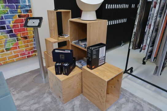 Div. Reoler/kasser med indhold (lampe medfølger ikke)