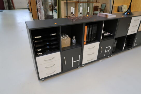 2 stk. reoler/skabe med indhold