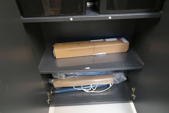 Skab med div. Reservedele