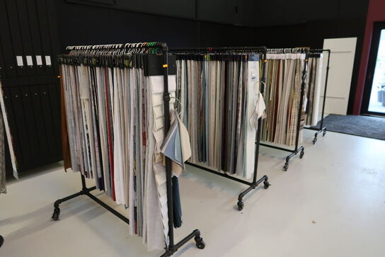 Mannequin samt 6 stk. stativer med vareprøver