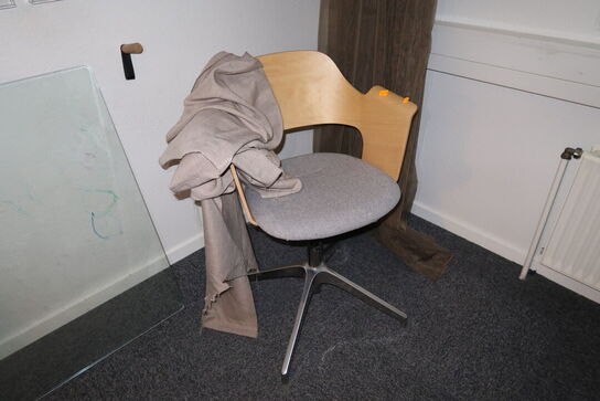 Stol, glastavle, brochureholder samt reol