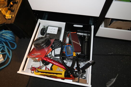 Arbejdsbord med skuffer med indhold (maskiner medfølger ikke)