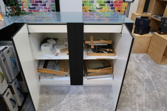 2 stk. skabe/reoler med indhold