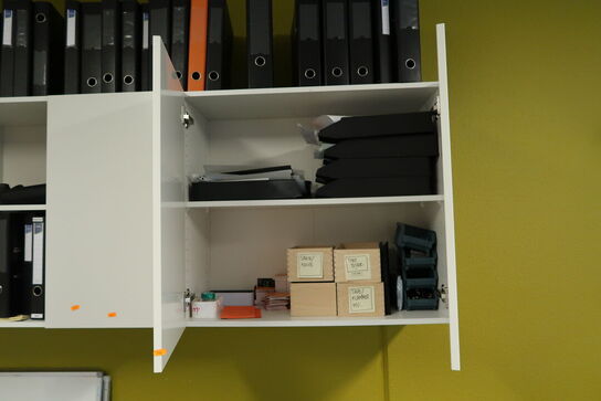 3 stk. vægskabe samt div. Whiteboards