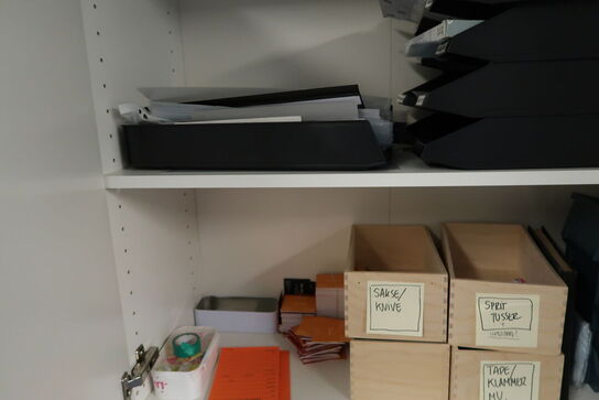 3 stk. vægskabe samt div. Whiteboards