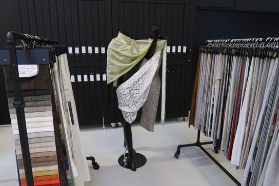 Mannequin samt 6 stk. stativer med vareprøver