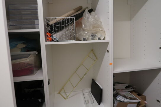 Garderobeskab med indhold