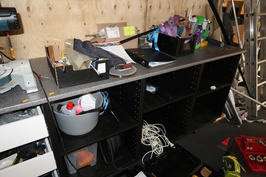 Arbejdsbord med skuffer med indhold (maskiner medfølger ikke)