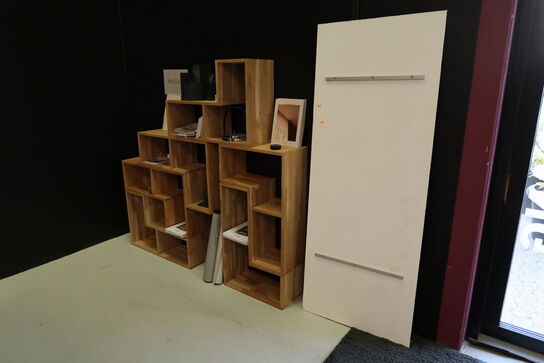 6 stk. træreoler med indhold samt plade