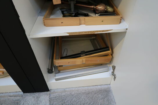 2 stk. skabe/reoler med indhold