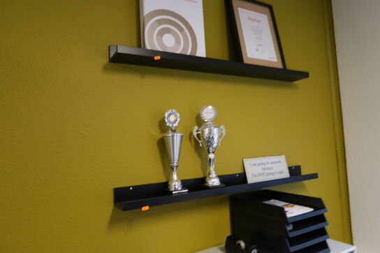 2 stk. vægreoler med indhold