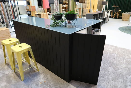 2 stk. skabe/reoler med indhold