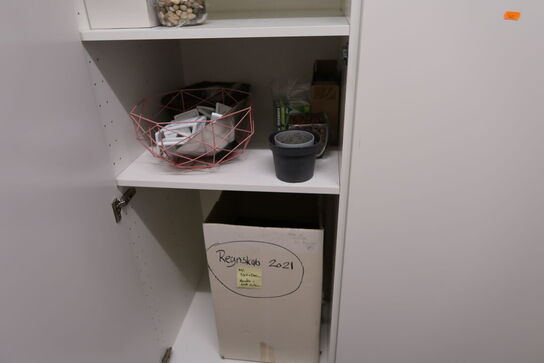 Garderobeskab med indhold