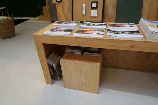 Bord samt skammel uden indhold