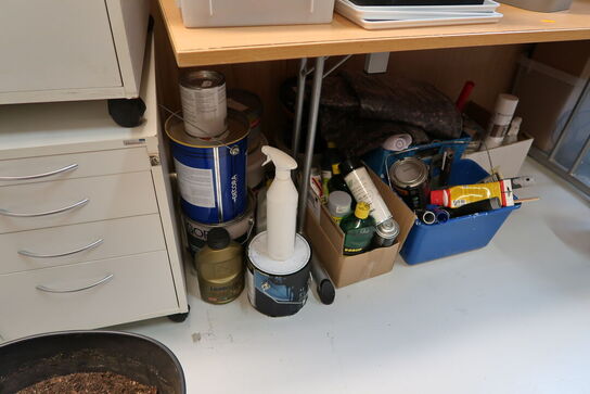 Div. Varelager, vareprøver, bord, skuffemoduler m.m.