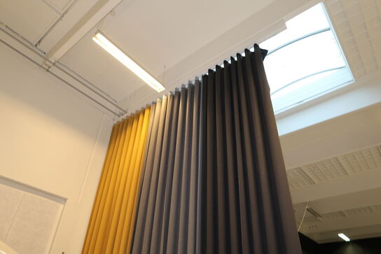 Afskærmning/gardiner på stang (hænger meget højt oppe under loftet)