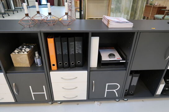 2 stk. reoler/skabe med indhold