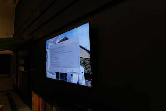 Fjernsyn SAMSUNG UE75RU7105KXXC med fjernbetjening