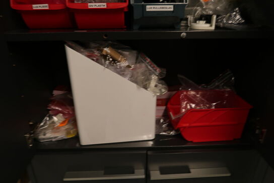 Skab med div. Reservedele