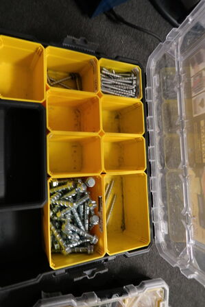 Div. Sortimentskasser med skruer, rawplugs m.m.