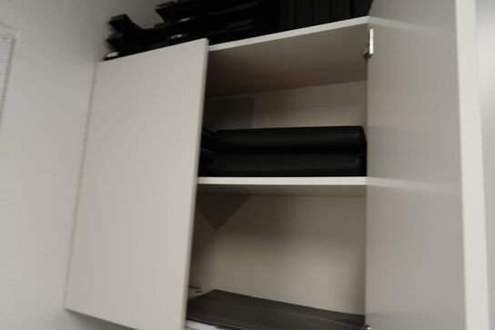 3 stk. vægskabe samt div. Whiteboards