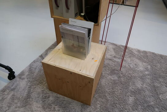 3 stk. reoler/kasser med indhold