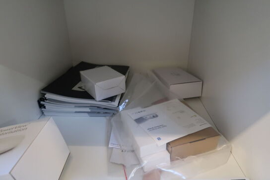 2 stk. skabe/reoler med indhold