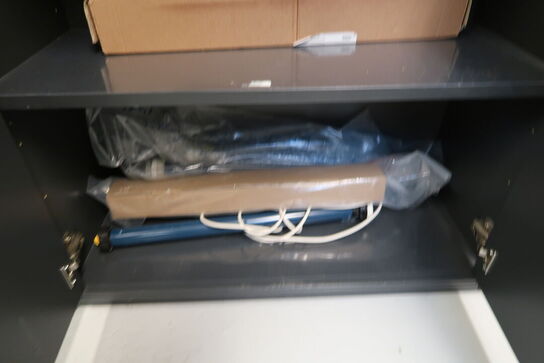 Skab med div. Reservedele