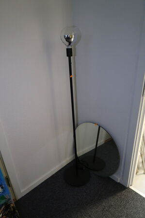 Gulvlampe samt spejl