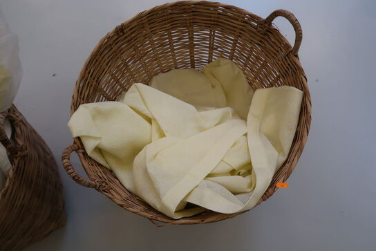 Kurv med div. Puder samt presenninger