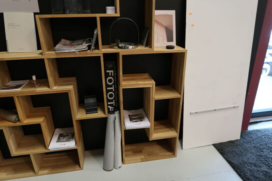 6 stk. træreoler med indhold samt plade