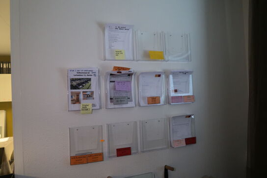 Stol, glastavle, brochureholder samt reol