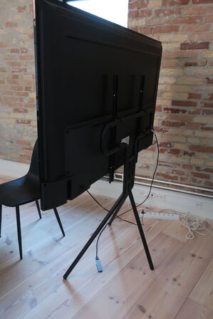 Fjernsyn 65" PROSONIC 65UAND8009 med stand og fjernbetjening