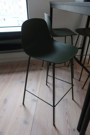 Bord samt 4 stk. barstole 