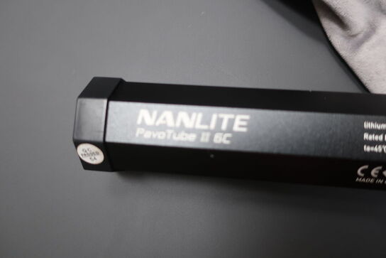 Lysrør NANLITE PavoTube II 6C samt tripod