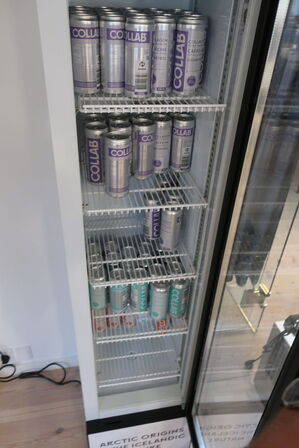 Displaykøleskab med indhold