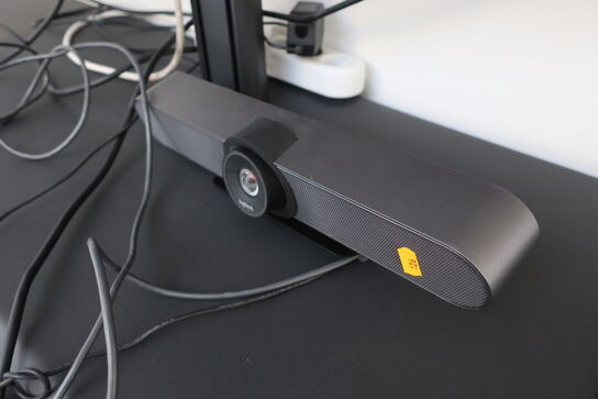 Fjernsyn 85" SAMSUNG UE85AU7105K samt mødekamera LOGITECH MEETUP 