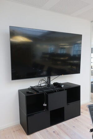Fjernsyn 85" SAMSUNG UE85AU7105K samt mødekamera LOGITECH MEETUP 