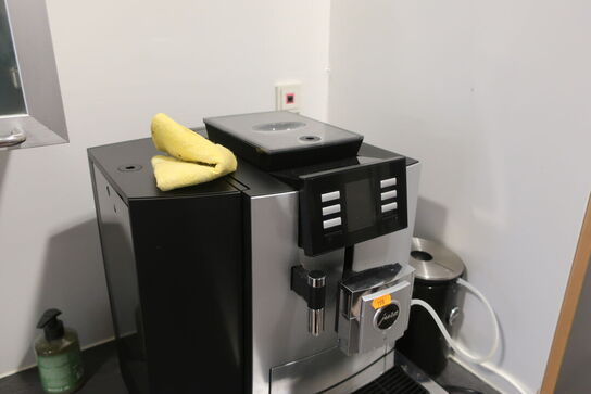 Kaffemaskine JURA X8 med mælkekøler