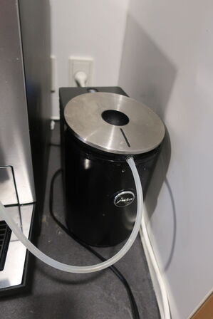 Kaffemaskine JURA X8 med mælkekøler