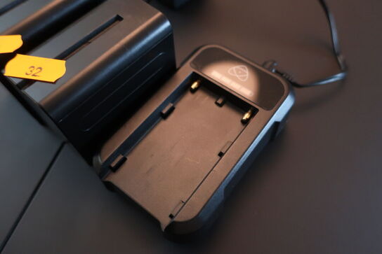 2 stk. batterier til SONY samt lader 